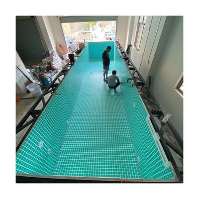 Piscina al aire libre hecha a medida con láminas acrílicas e iluminación submarina en un contenedor de 20 pies