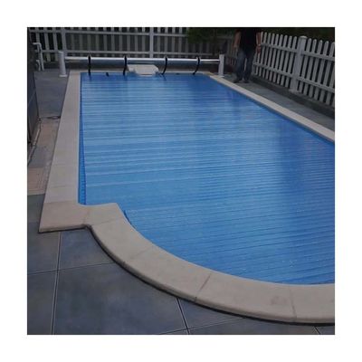 La cubierta de piscina de plástico automático anti-UV es imprescindible para prolongar la temporada de natación