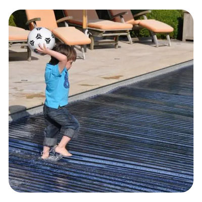 La cubierta de piscina de plástico automático anti-UV es imprescindible para prolongar la temporada de natación