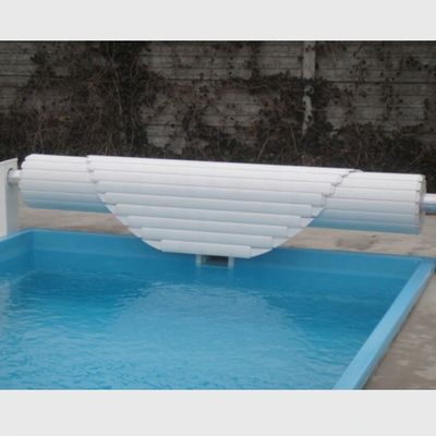 La cubierta de piscina de plástico automático anti-UV es imprescindible para prolongar la temporada de natación