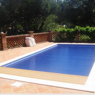 La cubierta de piscina de plástico automático anti-UV es imprescindible para prolongar la temporada de natación