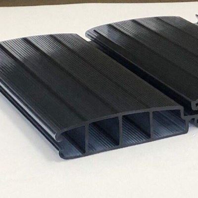 Cobertura de piscina de policarbonato negro Extienda su temporada de natación con diseño personalizado