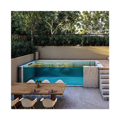 Piscina de acero inoxidable sobre el suelo con tablero de plástico de madera de color café