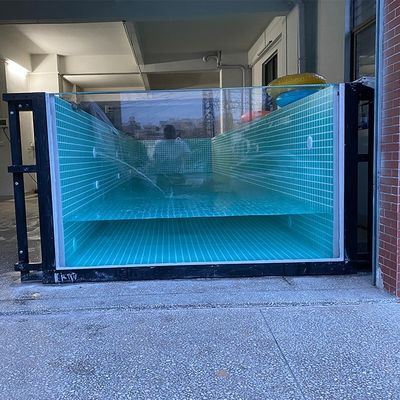 Piscina de acero inoxidable sobre el suelo con tablero de plástico de madera de color café