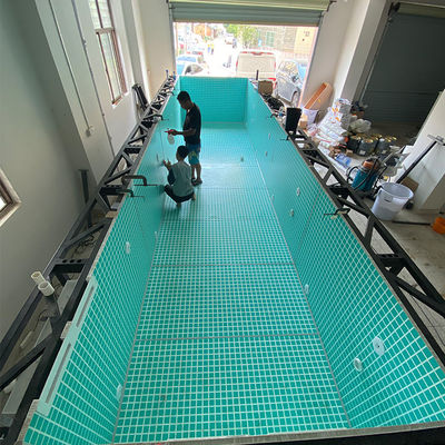 Piscina de acero inoxidable sobre el suelo con tablero de plástico de madera de color café