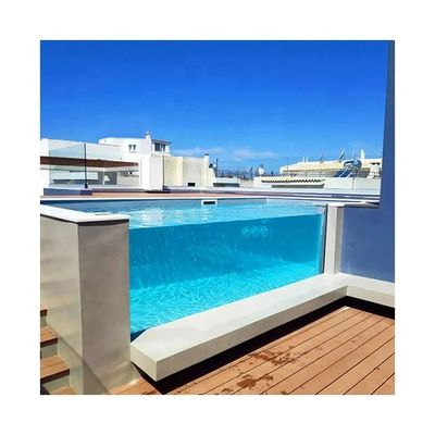 Villa en un paraíso con paneles de acrílico transparente y piscina infinita