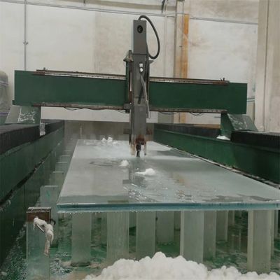 Villa en un paraíso con paneles de acrílico transparente y piscina infinita
