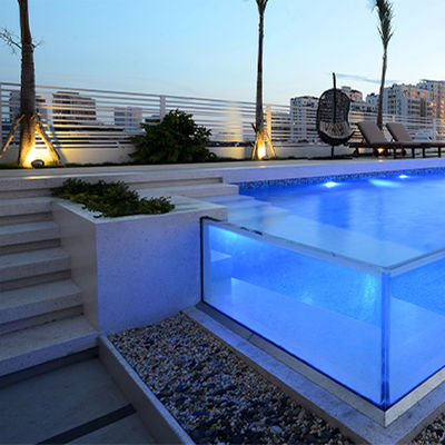 Experimente las ventajas del generador de cloro salino AUPOOL para su piscina sobre el suelo