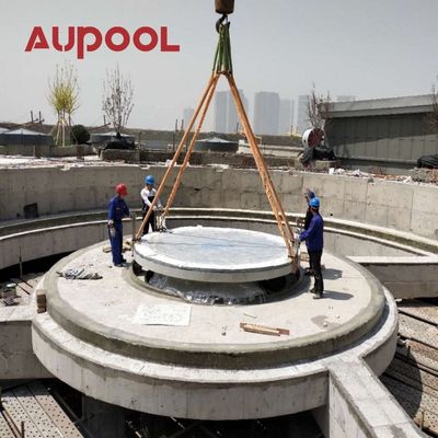 Piscina privada sobre el suelo con ventana transparente y hoja de acrílico transparente