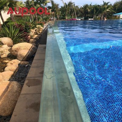 Piscina privada sobre el suelo con ventana transparente y hoja de acrílico transparente