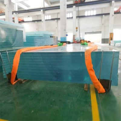 Contenedor moderno prefabricado para piscinas con material transparente