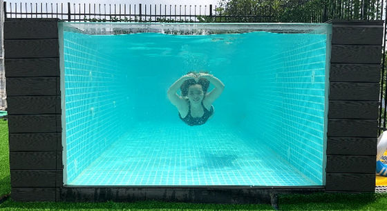 Piscina prefabricada de lujo con diseño moderno y material acrílico lucido