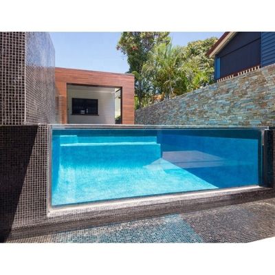 Piscina exterior sobre el suelo con alta transmisión de luz y personalización