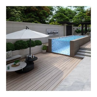 Tablas de madera de plástico de color café sobre el suelo piscinas de lujo para aldeas de vacaciones