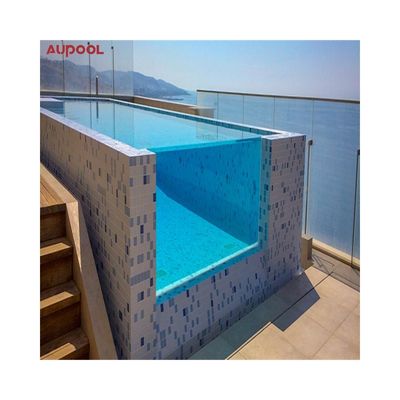 Transforme su patio en un complejo privado con una piscina de acrílico transparente