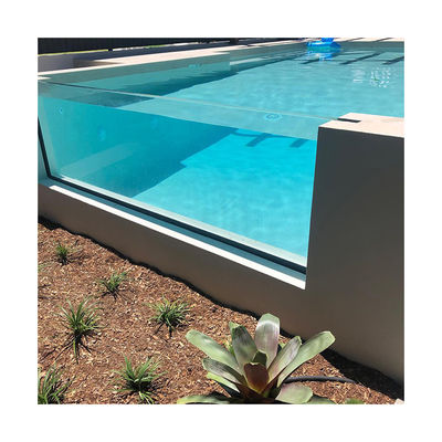 Transforme su patio en un complejo privado con una piscina de acrílico transparente