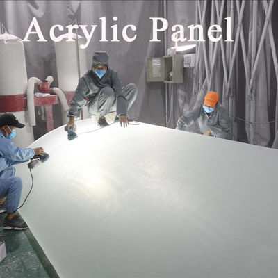 Transforme su patio en un complejo privado con una piscina de acrílico transparente