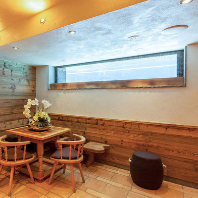 Piscina exterior con baja absorción de agua y panel transparente