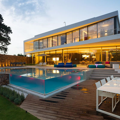 Piscina exterior con baja absorción de agua y panel transparente