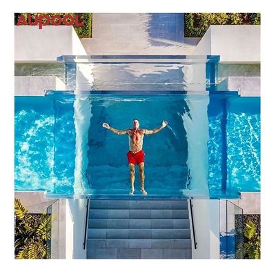 Piscina de agua con ventana de acrílico transparente y plástico superior