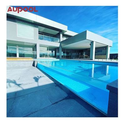 Piscina de agua con ventana de acrílico transparente y plástico superior