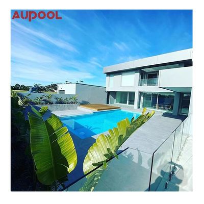 Piscina de agua con ventana de acrílico transparente y plástico superior