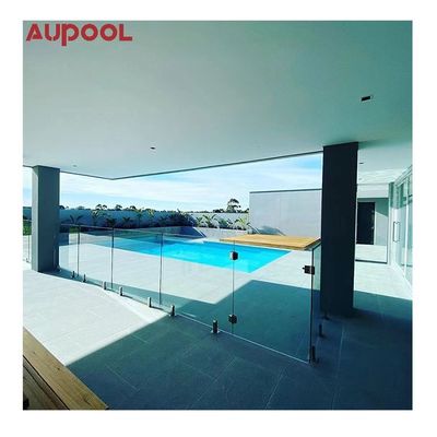 Piscina de agua con ventana de acrílico transparente y plástico superior