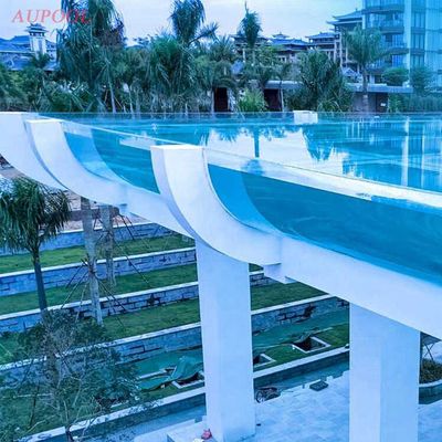 Hoteles con piscina suspendida con ventana transparente de acrílico