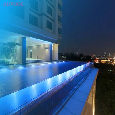Hoteles con piscina suspendida con ventana transparente de acrílico