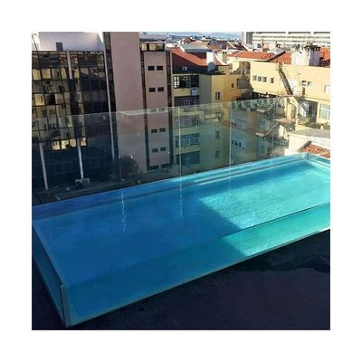 Piscina exterior con 4 lados transparentes y material acrílico