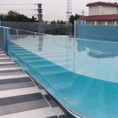 Piscina exterior con 4 lados transparentes y material acrílico